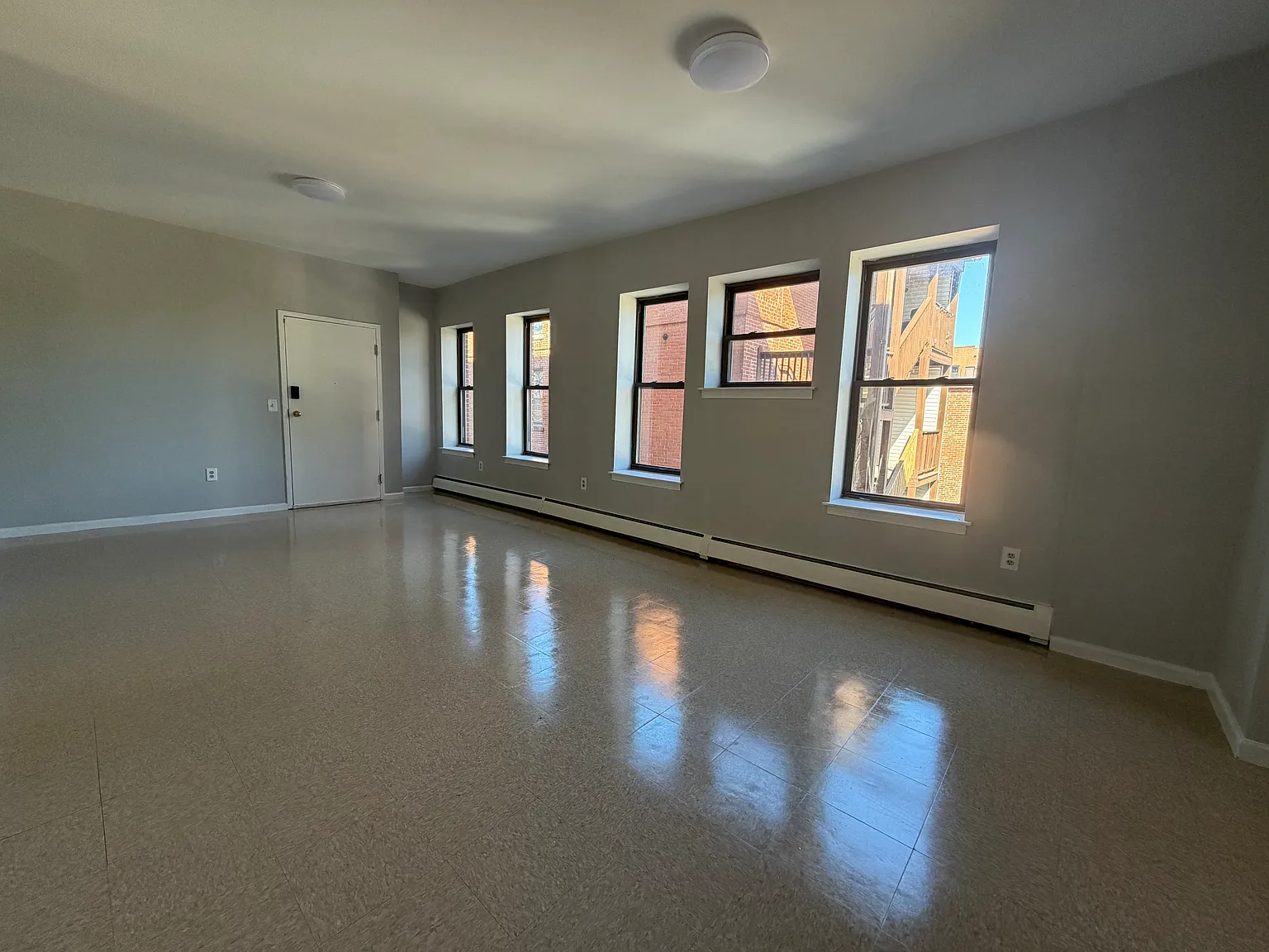 3 bed, 1000 sqft, $1,990 — Photo 2