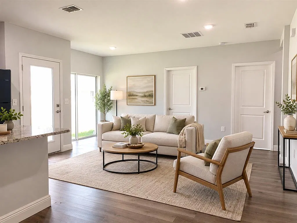 3 bed, 2.0 bath, 1005 sqft, $1,597 — Photo 3
