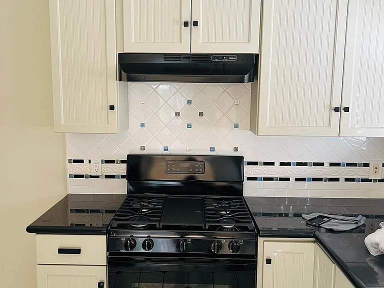 330 N Orange Grove Ave #1/2 — Photo 17