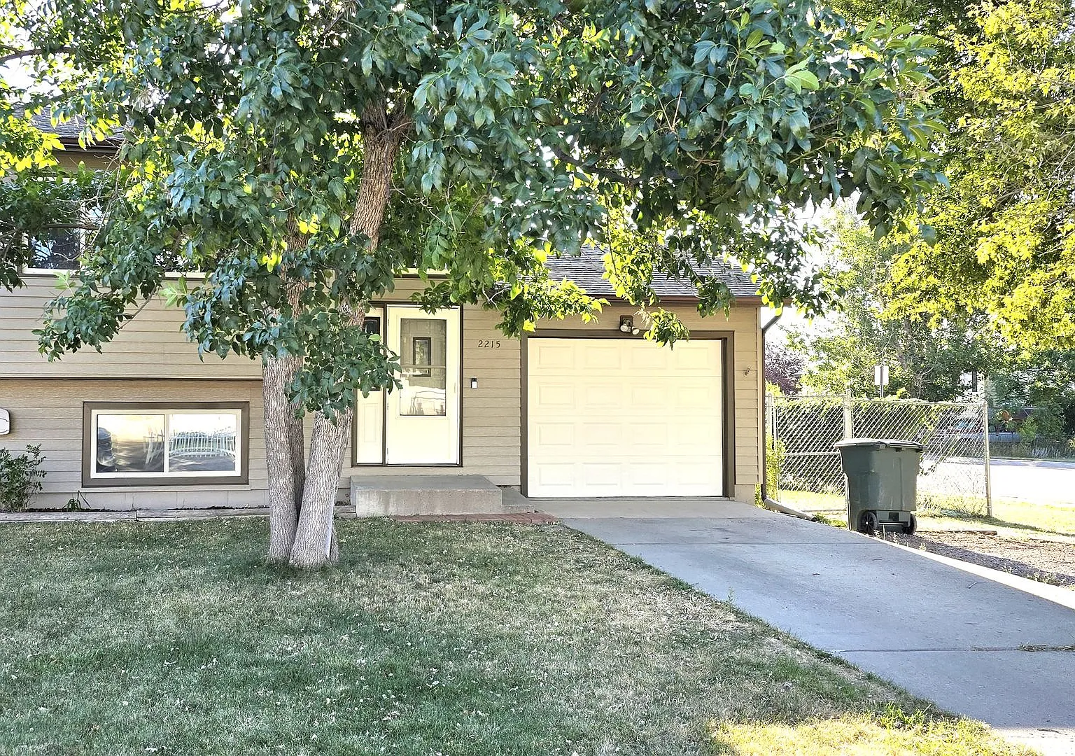 2 Bedroom 1.5 Bathroom 1 Car Garage For Rent — Photo 1