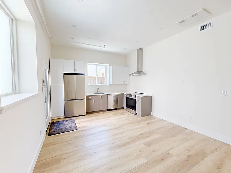 2952 Folsom St — Photo 4