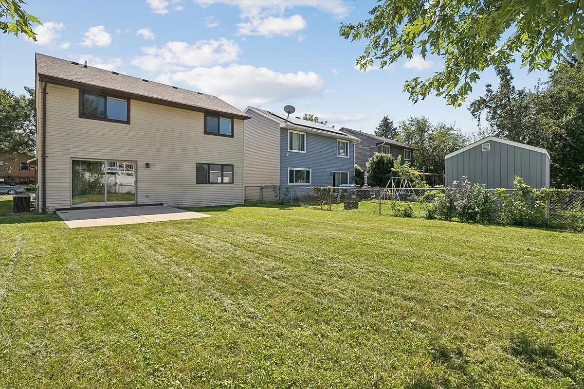 3 bed, 2.5 bath, 2566 sqft, $3,000 — Photo 2