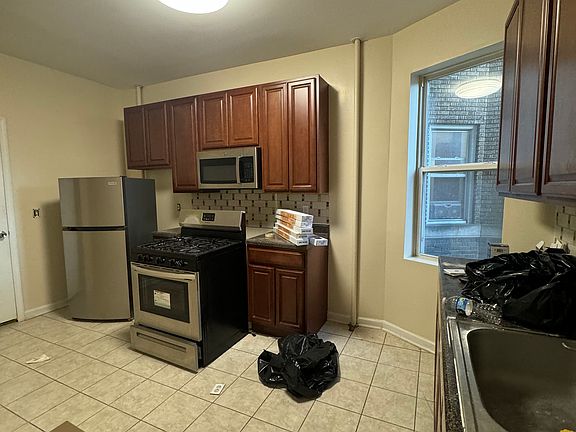 2nd image of 150 Manhattan Ave APT 2