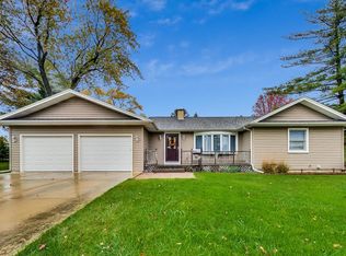 124 Wisconsin Ave, Barrington, IL 60010