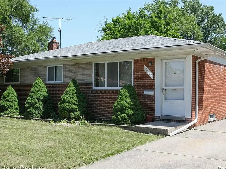 24320 Cunningham Ave — Photo 1