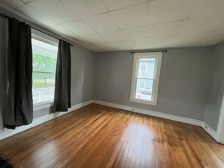 305 Russell St — Photo 1