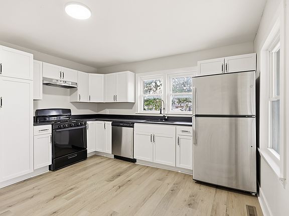5th image of 1118 Central St