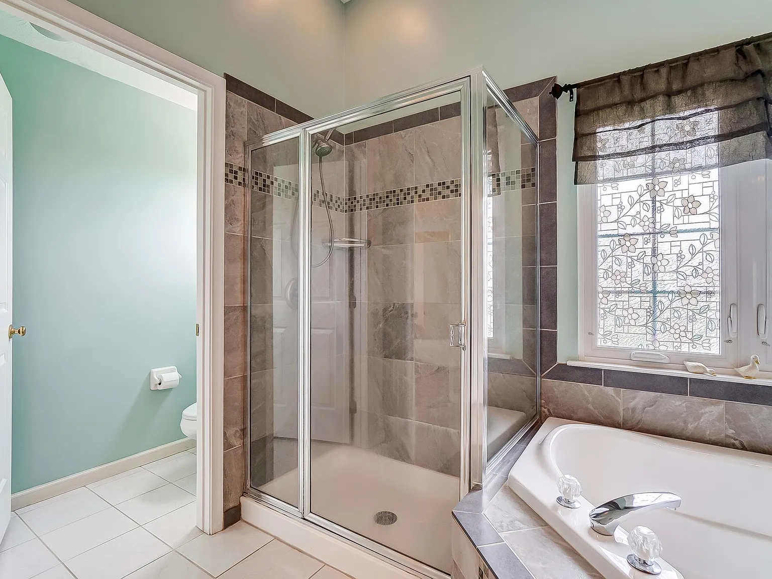 4 bed, 2840 sqft, $800 — Photo 1