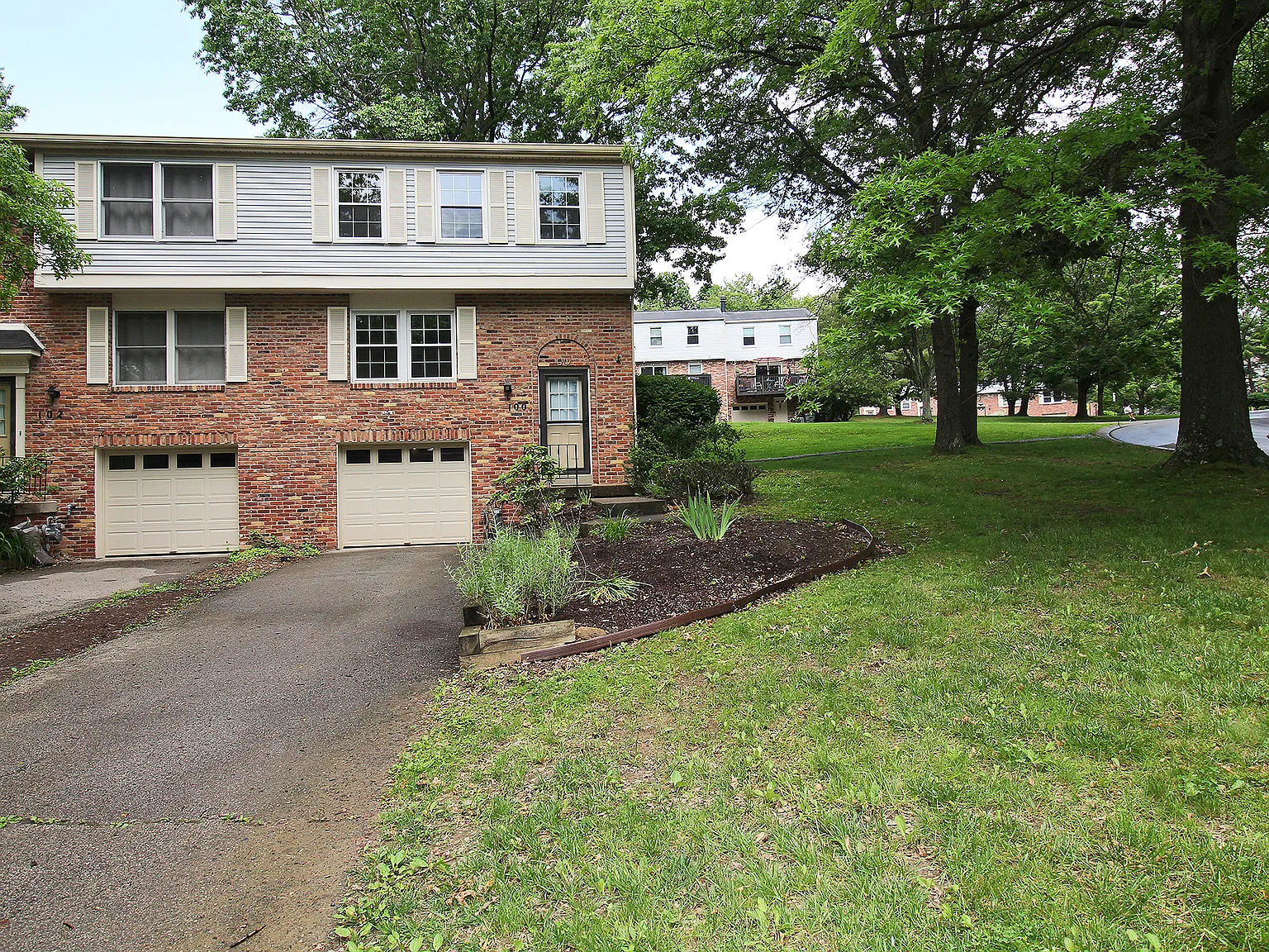 3 bed, 1.5 bath, 1302 sqft, $1,820 — Photo 2