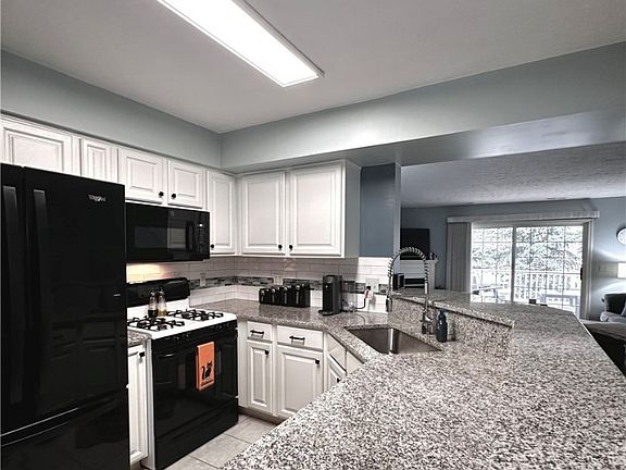3rd image of 15804 Foxglove Ln