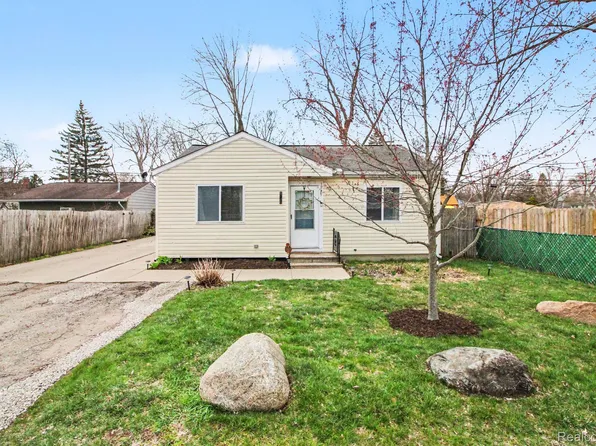 3039 Airport Rd, Waterford, MI 48329