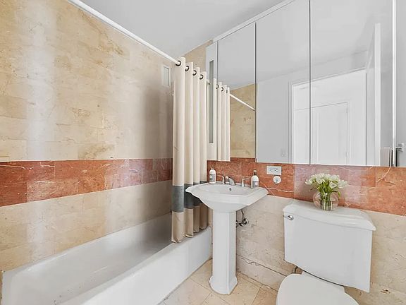 5th image of 260 W 54th St APT 43G