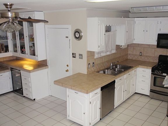 Spacious Kitchen 