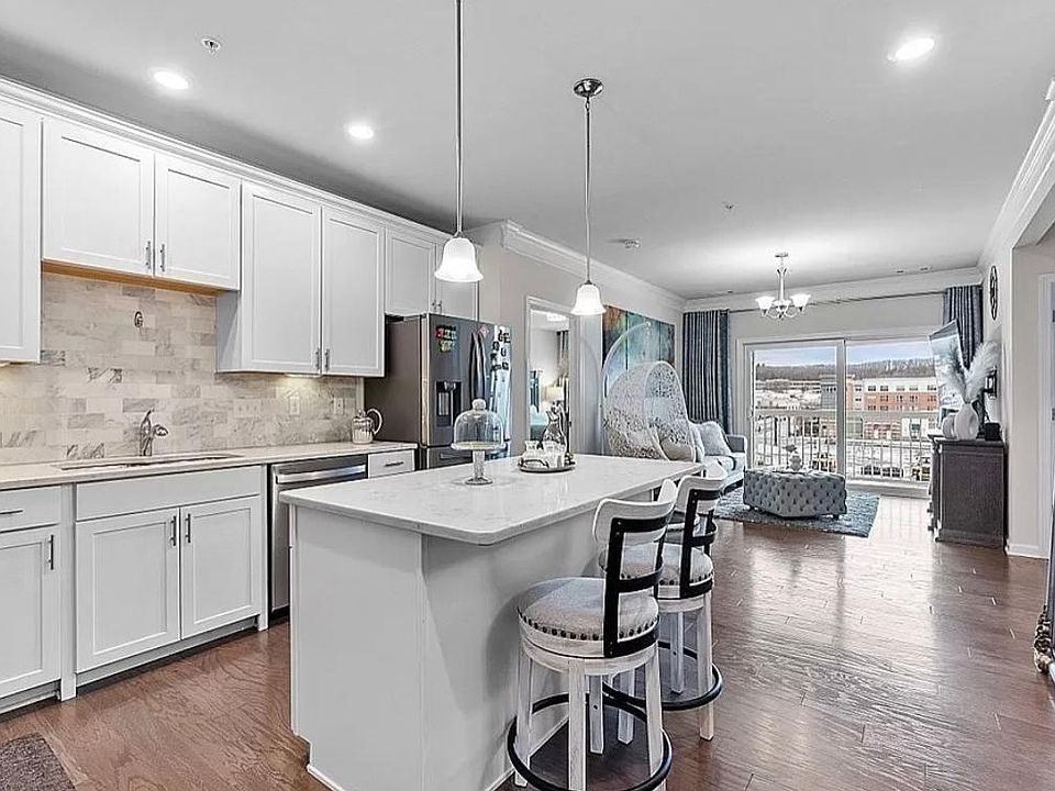 1st image of 120 University Ave #2310