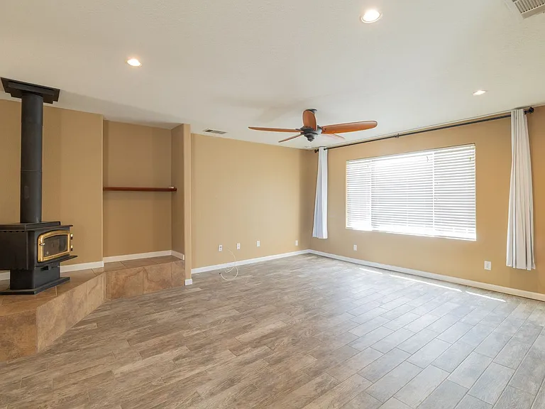 21148 Rosewood St — Photo 2