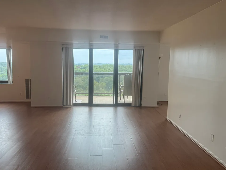 309 Yoakum Pkwy #1605