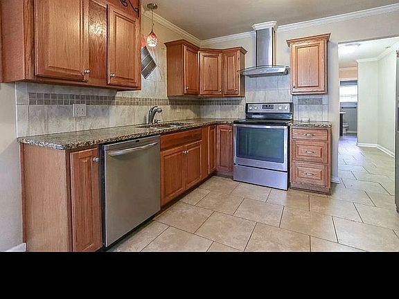 3rd image of 2613 Aster St