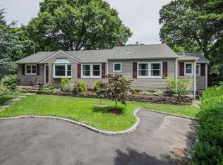 10 Bud Ct, Bayville, NY 11709