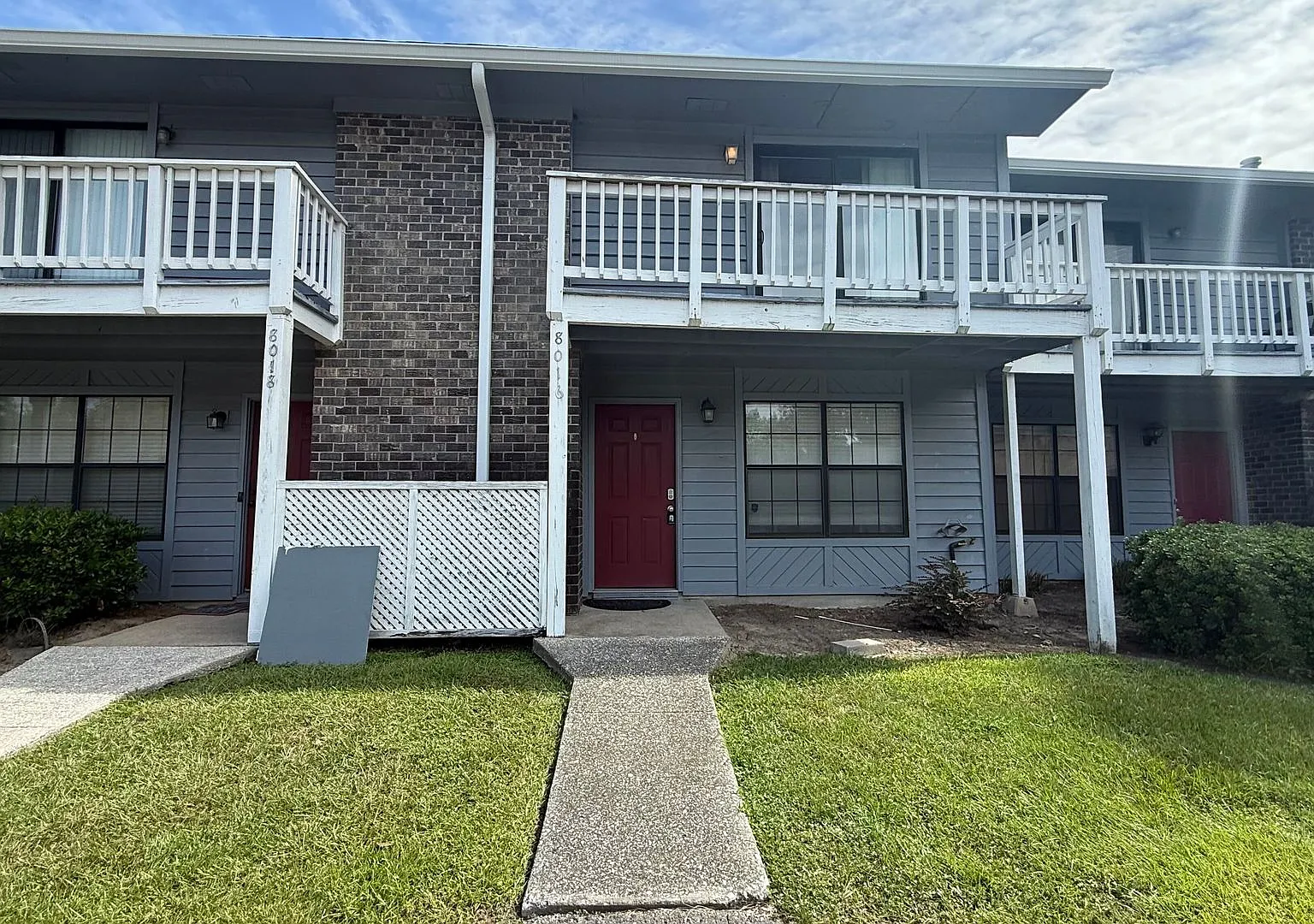 2BR/1.5BA Townhome in Charleston | Fireplace & Built-ins | Balcony & Private Parking — Photo 1