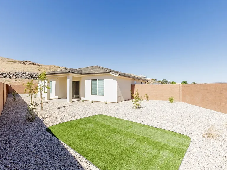 419 S 2250 W — Photo 27