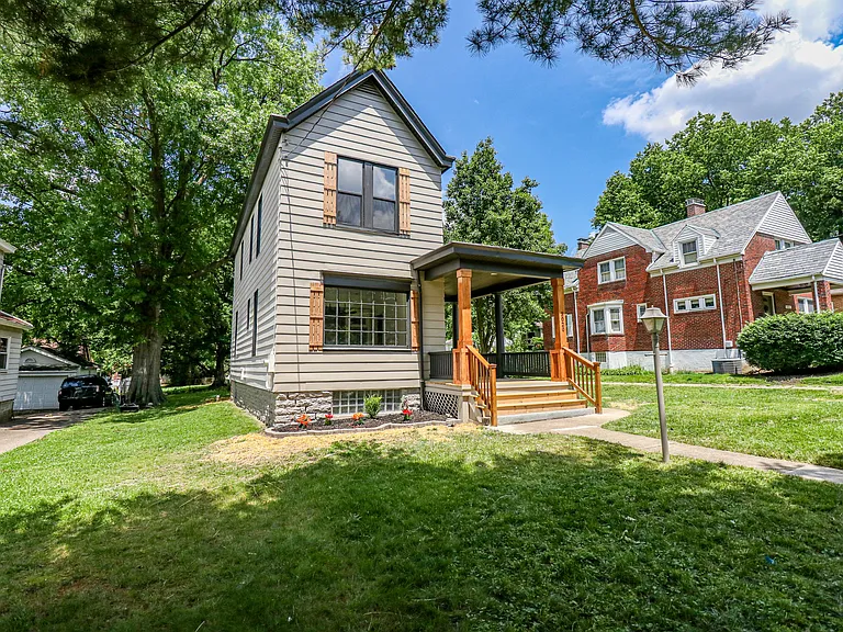 3020 Daytona Ave — Photo 1