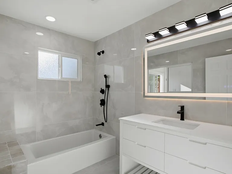 12610 Paseo Flores — Photo 17