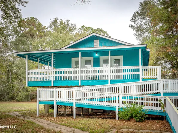 812 Saint Ann St, Gautier, MS 39553