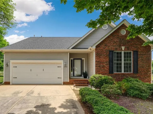 5202 Willow Ridge Dr, Summerfield, NC 27358