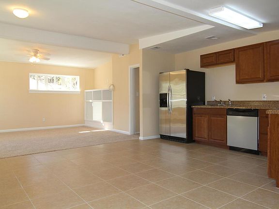4th image of 30 Laurie Dr