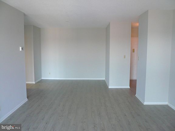 3rd image of 900 N Stafford St APT 2015