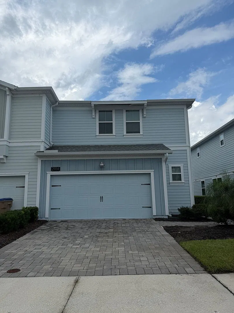 3 beds 2.5 baths Corner units in storey lake — Photo 1