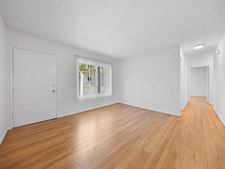 Los Patos Apartments — Photo 33
