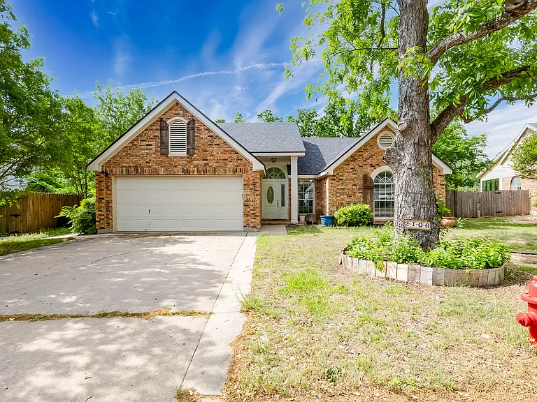 2106 Heather Dr — Photo 1