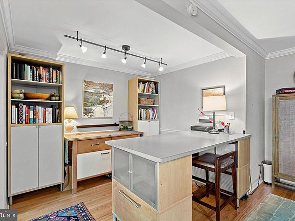 5th image of 820 S Washington St #326