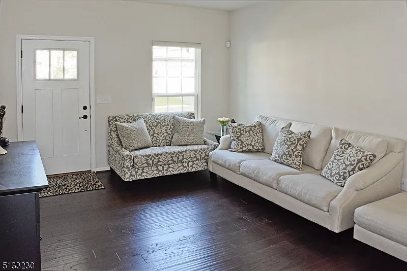 3 bed, 3.5 bath, 2400 sqft, $3,800 — Photo 3