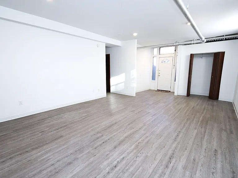 Yale Apartments — Photo 29