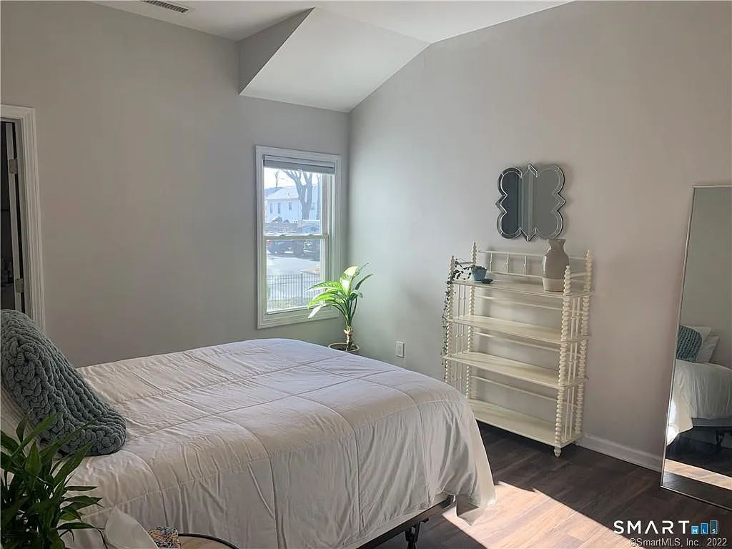 2 bed, 1.0 bath, 1000 sqft, $2,500 — Photo 4