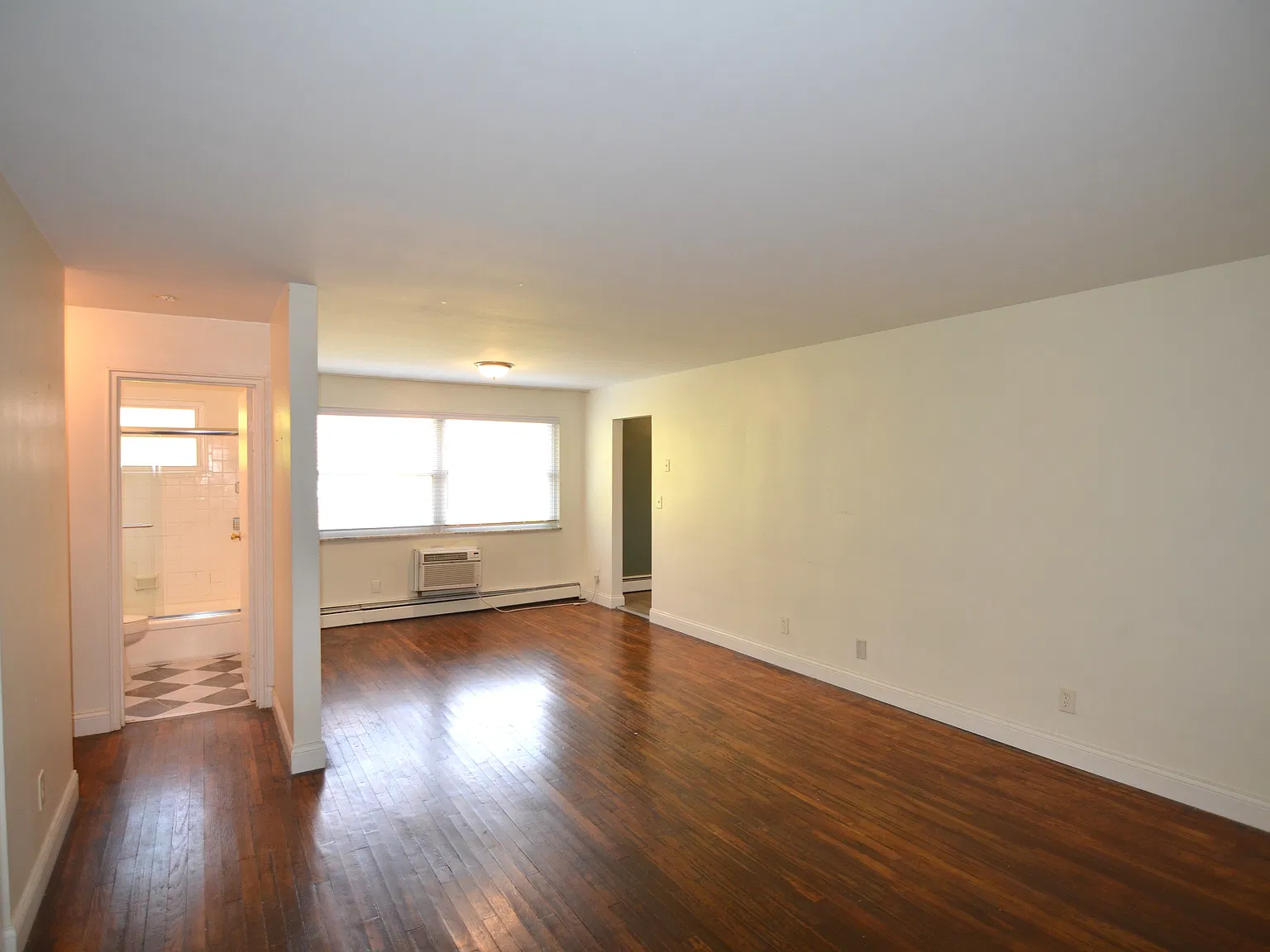 1 bed, 700 sqft, $1,050 — Photo 2