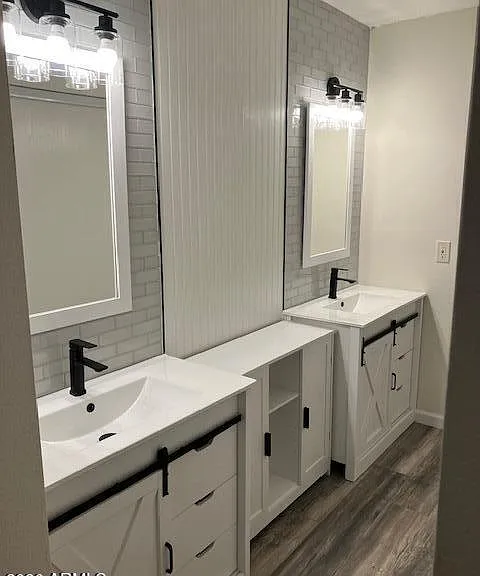 530 E Kerry Ln — Photo 32