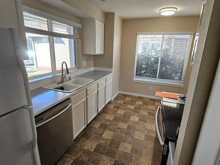 519 Cypress Ave — Photo 4