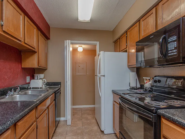 Riverwalk Apartment Homes — Photo 31