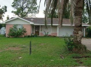 2801 Oleander Ln, Groves, TX 77619