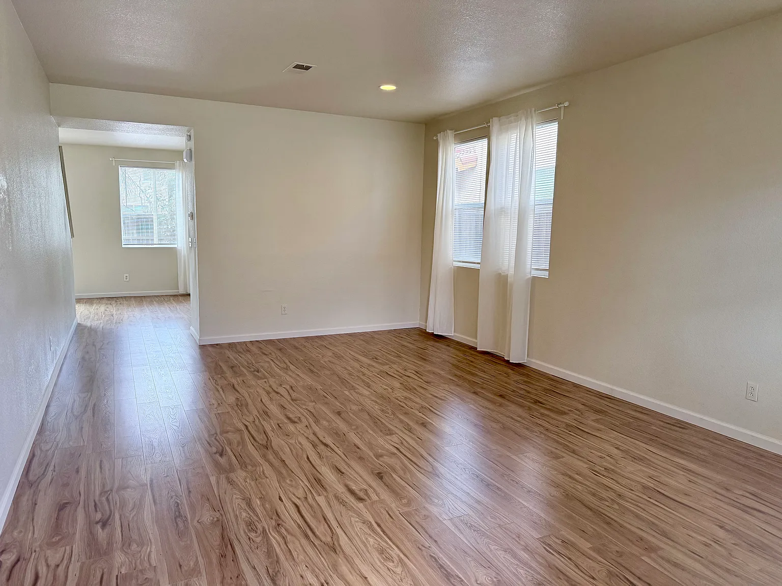 4 bed, 2161 sqft, $3,095 — Photo 2