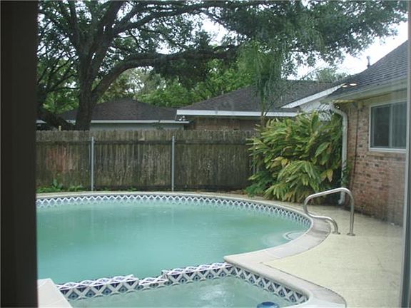 4th image of 9819 Braewick Dr