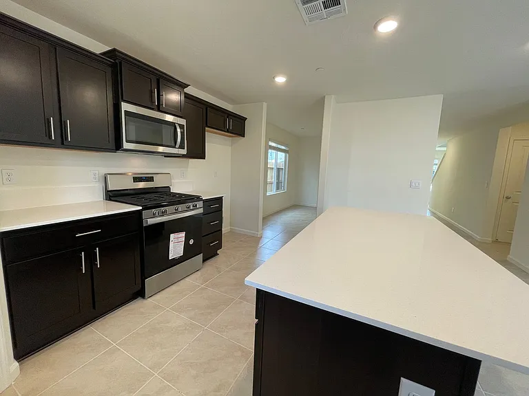 661 Suzanne Dr — Photo 5