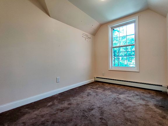 3rd image of 160 McLean Ave