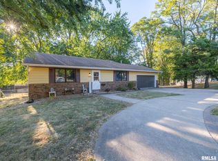 1303 N Parkway Dr, Pekin, IL