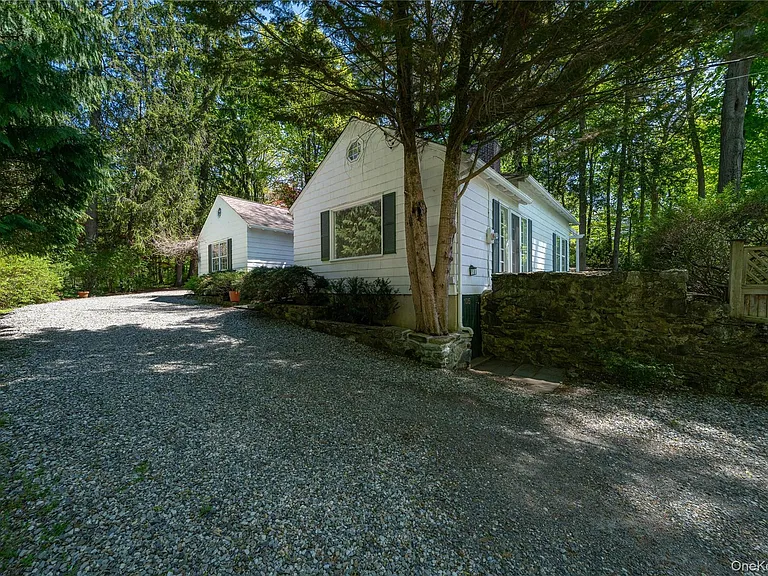 105 Douglas Rd — Photo 2