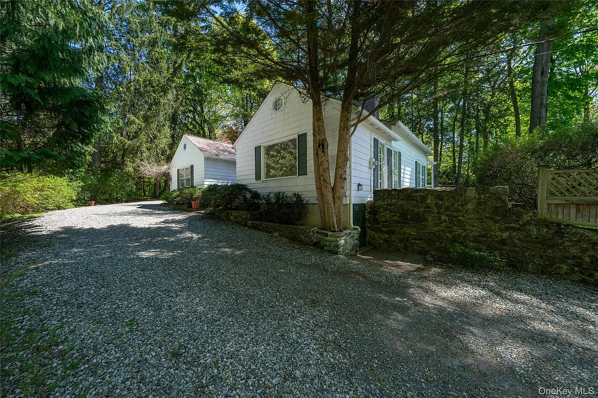 Building Photo - 105 Douglas Rd