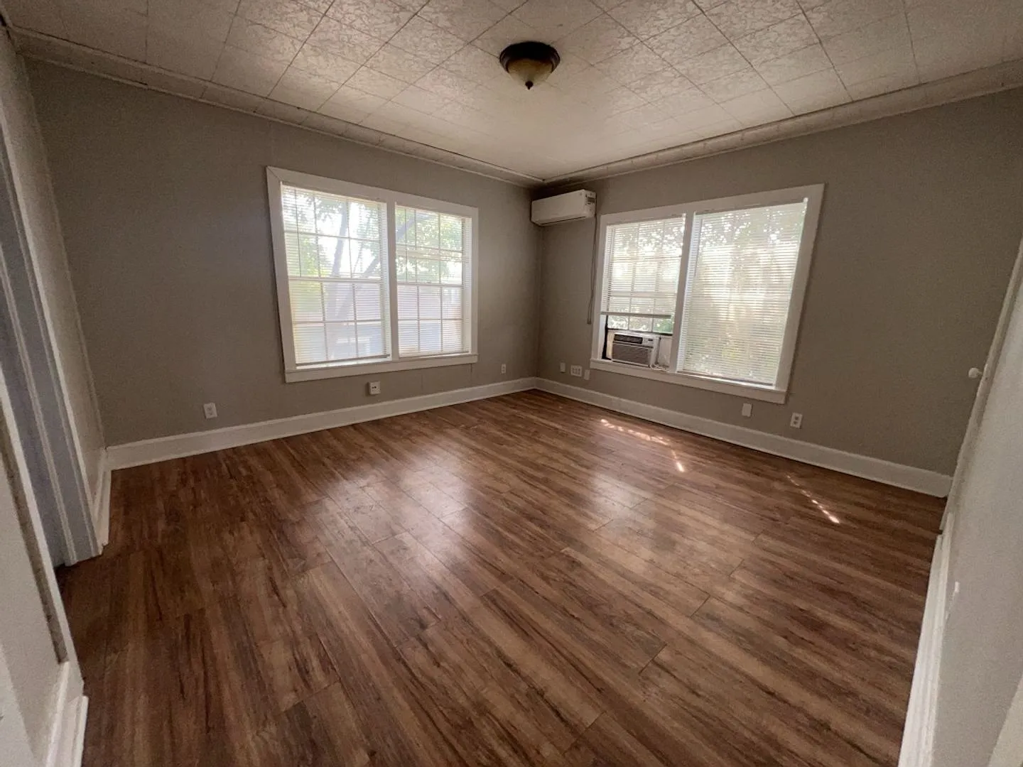 1552 Lombardy St — Photo 3
